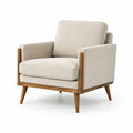 Sillón de tela beige con estructura de madera maciza