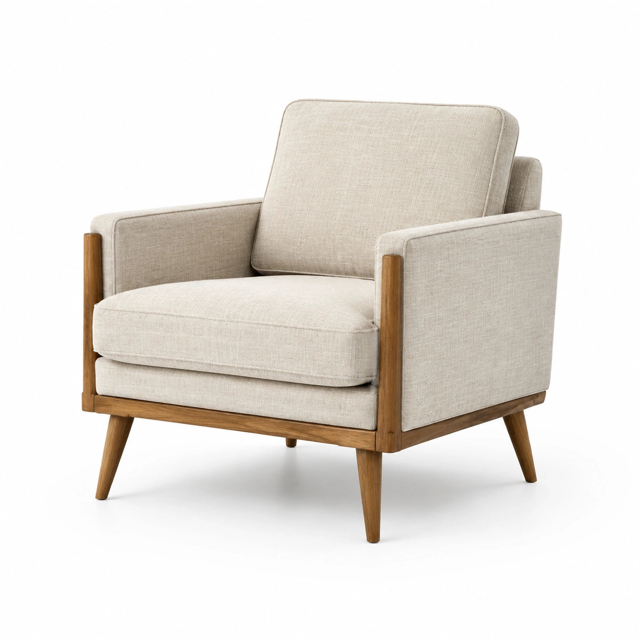 Sillón de tela beige con estructura de madera maciza